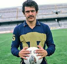 Le gusta mucho corregirle el. Estadiosdemexico On Twitter Ricardo Tuca Ferretti En Su Etapa Con Pumas En Cu