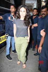 Mumbai Kareena Kapoor Khan Seen At Matunga Gallery Social News Xyz Bollywood Girls Beautiful Indian Actress Kareena Kapoor Khan