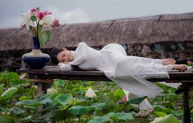 Concept chụp hình áo dài với hoa sen tại Miss | Áo dài, Vòi hoa ...