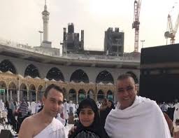 حسام حبيبي يرد على وردة شيرين قائلاً وأنا لأ، والله لاوريكم. Ø¨Ø§Ù„ØµÙˆØ±Ø© Ø´ÙŠØ±ÙŠÙ† Ø¹Ø¨Ø¯ Ø§Ù„ÙˆÙ‡Ø§Ø¨ ÙˆØ²ÙˆØ¬Ù‡Ø§ Ø­Ø³Ø§Ù… Ø­Ø¨ÙŠØ¨ ÙÙŠ Ø§Ù„Ø¹Ù…Ø±Ø© Ø¨Ù†ÙˆØªÙ‡ ÙƒØ§ÙÙŠÙ‡