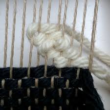 In dieser kurzen anleitung zeigen wir ihnen, wie sie einen webrahmen bespannen und welche punkte sie vor dem weben beachten sollten. Diy Weben Grundlagen Happybabyness Com