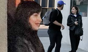 Dakota.johnson2020 (@dakota.johnson202) ha creado un video corto en tiktok con la música take your man. Dakota Johnson Looks Effortlessly Chic As She Enjoys Lunch Date With Beau Chris Martin Daily Mail Online