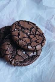 Brownie Crinkle Cookies The Flying Flour En 2020 Chocolat Biscuits Chocolat Noir