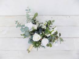 Weissen Boho Brautstrauss Kunstlichen Seidenblumen Eukalyptus Etsy In 2020 Blumenstrauss Hochzeit Brautstrauss Rustikale Hochzeit