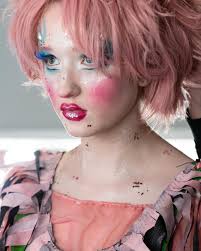 Dew Fairy? Or eccentric Marilyn Monroe? I'll never tell 💋 Missing this  show already 😭 📸: @steff_sedz #soprano #sopran #instaopera  #operasingersofinstagram #operasinger #singer #opera #classicalsinger  #classicalsingersofinstagram #hanselundgretel