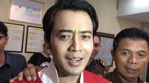 Kriss hatta lalu membandingkan v dengan sosok dirinya sendiri yang sedang membawa senjata api dengan lebam di lengannya. Kriss Hatta Dibui Ibunda Pastikan Pekerjan Anaknya Aman Terkendali