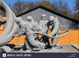 Liquidatoren werden diejenigen genannt, die in den ersten tagen nach dem reaktorunglück von tschernobyl im einsatz waren. Tschernobyl Denkmal Stockfotos Und Bilder Kaufen Alamy