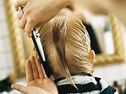 so gelingt der jungen haarschnitt jungen haarschnitt jungs haarschnitte kindern haare schneiden