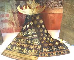 Kain tapis lampung yang paling sering dibuat berbentuk kain sarung, dengan motif seperti motif alam, flora dan fauna yang disulam dengan benang karena tingginya permintaan dan minimnya para pengerajin, kain tapis kini sedikit mengalamai penurunan ketersediaan stok, dikarenakan. Theindonesiaadventure Com Tapis Abung