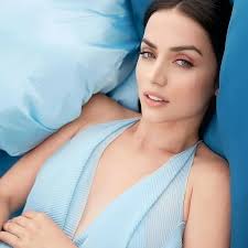 Ana de Armas. La mer Cosmetic (2021) 🎀🎀