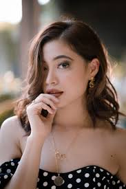 CHIC AND CLASSY: KEL