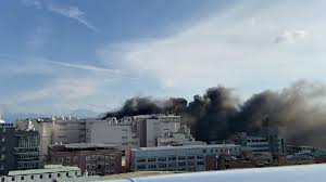 根據北京官方公布的死亡名單，死者中含8名兒童。 目前，警方已抓獲18名涉案人員，火災原因還在調 官方通報稱，起火建築佔地面積6080平方米，地下一層，地上兩層。 地下一層為冷庫區，共6個冷庫間。 火災發生地聚福緣公寓位于城鄉結合部的村鎮工業大院區域。 而北京市早已意識到工業大院的隱. å¿«è¨Š æ¡ƒåœ'æ¬£èˆˆé›»å­ç«è­¦ é»'ç…™ç«„å¤©è­¦æ¶ˆç·Šæ€¥çŒæ•' æ±æ£®æ–°èž