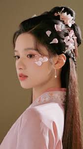 Trương Tịnh Nghi dịu dàng trong tạo hình nhân vật Hoa Chỉ 🌸 "Tích Hoa Chỉ",  bộ phim cổ trang đầu tay của Trương Tịnh Nghi đóng cùng với Hồ Nhất Thiên