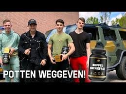 Joël beukers verkoopt zijn eigen supplementen (de v2) en heeft het bedrijf clean nutrition opgericht. Video Samhoogland