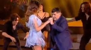 Coppia uomo donna sala da ballo ballerini tangoing silhouette. Belen Ballo Sexy Con Maradona Grazie Alla Vita E Il Mio Regalo Piu Grande Il Mattino It