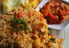 1/2 cangkir kimchi, 2 sendok makan minyak sayur, 1 cangkir nasi, 1/4 cangkir air kimchi, secukupnya garam, secukupnya gula pasir, 1 sendok makan saus cabai, 1 sendok teh minyak wijen, 1 batang daun bawang, 1 sendok teh wijen, 1 butir telur ayam, 1 sendok teh margarin. Resep Nasi Goreng Kimchi Tuna Pedas Oleh Hestyismyname Cookpad
