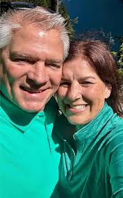 Bringing Up Bates : A Complete Guide to Erin Bates and Her 18 Siblings