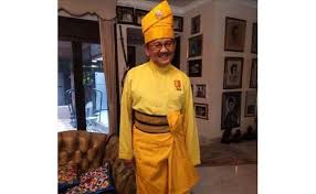 Sedangkan baju adat bagi kaum perempuan, bentuk bajunya seperti baju adat melayu dengan kombinasi kebaya. Pesan Bj Habibie Jika Saya Tak Meninggal Saya Ingin Pakai Baju Melayu Riau