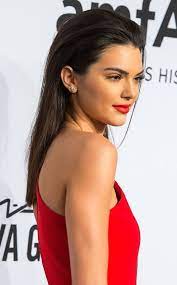 Via Slicked Hair Can Be A Very Tough Trend To Pull Off Stars Like Kim Kardashian Seem To Rock The Runway Effort Slick Hairstyles Jenner Hair Slicked Back Hair