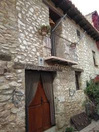 Sus apartamentos de estilo rústico cuentan con una chimenea en el salón. Casas Rurales En Morella Disponibles En Fin De Ano