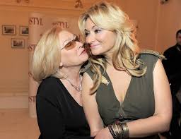 Journalist, filmmaker, writer, activist author of tv doc series woman at the end of the world founder @unaweza.foundation management 👩‍💻 marta grajeta www.martyna.pl. Martyna Wojciechowska Pokazala Rodzicow Do Kogo Jest Podobna Pomponik Pl