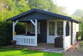 Ein blumenkasten aus holz lässt sich schnell und einfach bauen, sofern das nötige equipment vorhanden ist. Gartenhaus Mit Veranda Gemutlich Vorm Gartenhaus Entspannen