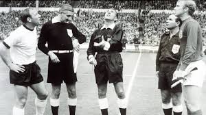 Diese weltmeisterschaft wird insbesondere aus deutscher sicht für immer unvergessen bleiben. Wm 1966 Das Legendare Wembley Tor Dfb Deutscher Fussball Bund E V