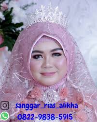 Eitss, jangan khawatir kini banyak perias yang memodifikasi tata rias pengantin adat nusantara yang menggunakan hijab dan tidak mengurangi keanggunan dan kesakralan khas pengantin adat. Harga Terbaru Rias Pengantin Adat Jawa Sunda Rawa Jati Duren Tiga