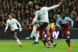 Mohamed salah's penalty 10 minutes before the interval is the difference between the sides at the break at the london liverpool open up west ham with a slick move that sees salah reverse a pass into the path of robertson's dart into the area. West Ham Vs Liverpool The Reds Menang Lagi Berkat Salah Chamberlain Halaman All Kompas Com