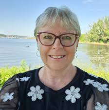 What is the experience like at Lorie's dinner and medium night event?