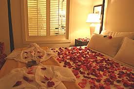مشتاق لك رد خلني اشبع منك واخدني لي حضنك حبيبي Rose Pedals On Bed Anniversary Plans Ideas Aniversario