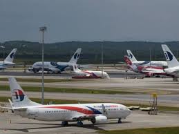 Lapangan terbang terletak 16 km (9.9 batu) selatan georgetown, ibu kota pulau pinang. Mahkamah Uk Benarkan Malaysia Airline Terus Proses Penstrukturan
