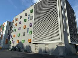 Un important incendie était en cours mercredi 10 mars au matin dans un bâtiment de l'entreprise ovh, spécialisée dans les serveurs informatiques, sur un site classé seveso à strasbourg. Ox8f3qzrpu Pxm