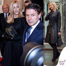 Mamma single lei, papà single lui e una scuola galeotta. Chi E Olivia Paladino La Compagna Di Giuseppe Conte Look Da Vip