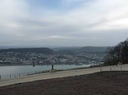 Das figurenprogramm des denkmals besteht aus mehreren unterschiedlichen plastiken und reliefs. Die Tolle Aussicht Vom Niederwalddenkmal Bild Niederwalddenkmal In Rudesheim Am Rhein