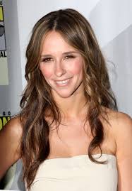 In a kansas city newspaper article, she said that her height is just 5 ft 2 inches with her 58 kg weight. Hair Style Of The Week Jennifer Love Hewitt Daily Info Station