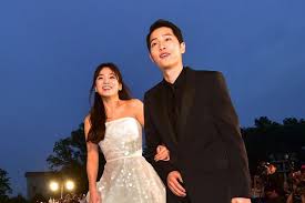 Descendants of the sun (tv series). Song Joong Ki S Father Refuses To Step Out Of House After Actor S Divorce From Song Hye Kyo The Star
