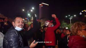 La ora 22.00, circa 100.000 de oameni au cantat imnul. Videoreportaj Protest Anti Covid In PiaÈa Victoriei 8 Noiembrie 3 Youtube