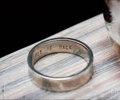 The Bride And Groom Can Choose To Wear A Simple Engraved Wedding Band Before The Wedding Get Each Others Ring Anillos De Boda Accesorios Para Hombre Anillos