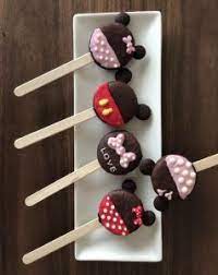 楽して可愛い バレンタインレシピ 子供たち大好き なオレオにダイソーやセリアなどの100均木製スプーンや竹串を刺して デコレーションするだけで とっても可愛いオレオポップの完成 色々なデコレーションを施せば キュートにもおしゃれにも オレオ