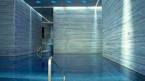 A bath is a very private and warm experience and the building is meticulously designed to enhance this characteristic. Therme Vals In Der Schweiz Heisser Stein Reise Sz De
