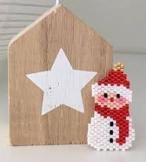 J Ai Termine Mon Petit Bonhomme De Neige De Noel Debute Hier Lors De L Atelier Avec Rose Moustac Holiday Beading Beaded Christmas Ornaments Seed Bead Patterns