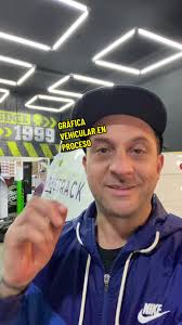 Gráfica vehicular para Urbetrack 😎 en proceso 💪🏼 #ploteos  #kangoo#detailing#graficavehicular#diseñografico