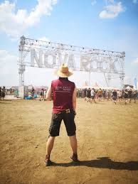 Durch einen mehrjährigen vertrag wird das gelände nicht als ackerfläche genutzt, sondern bereits jetzt als wiese angelegt. Nova Rock Oder Nova Flop Ein Festival Sudlich Des Weisswurstaquators Silence Musik Magazin
