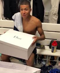 Kylian mbappe's psg teammates think he looks like one of the teenage mutant ninja turtles. Thiago Silva Pranks Psg Teammate Kylian Mbappe With Hilarious Present