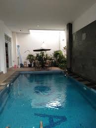 Fasilitasnya pun bervariasi seperti, ruang perpustakaan pribadi, ruang keluarga yang luas, kamar yang mempunyai pemandangan luas dari jendela, ruang untuk bersantai, kamar yang luas. Rumah Dijual Rumah Mewah 3 Lantai Ada Kolam Renang Legenda Wisata