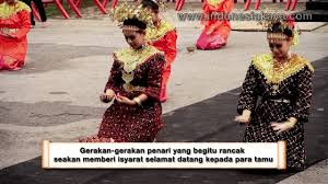 Dengan berpakaian adat serta diiringi. Kehangatan Yang Ditampilkan Tari Sekapur Sirih Khas Jambi