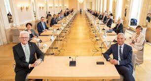 Il est responsable de l'exécution de la politique de défense nationale définie par le. Gouvernement Baden Wurttemberg De