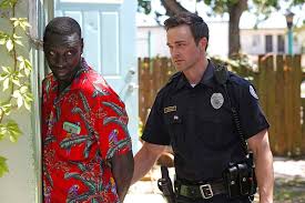 Le flic de belleville est sans doute à la croisée de l'arme fatale et l'emmerdeur, interprétés par de très grands acteurs, fait remarquer rachid bouchareb. Le Flic De Belleville La Diplomatie C Est Pas Pour Lui Daily Movies