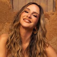 Bruna Pires's Instagram, Twitter & Facebook